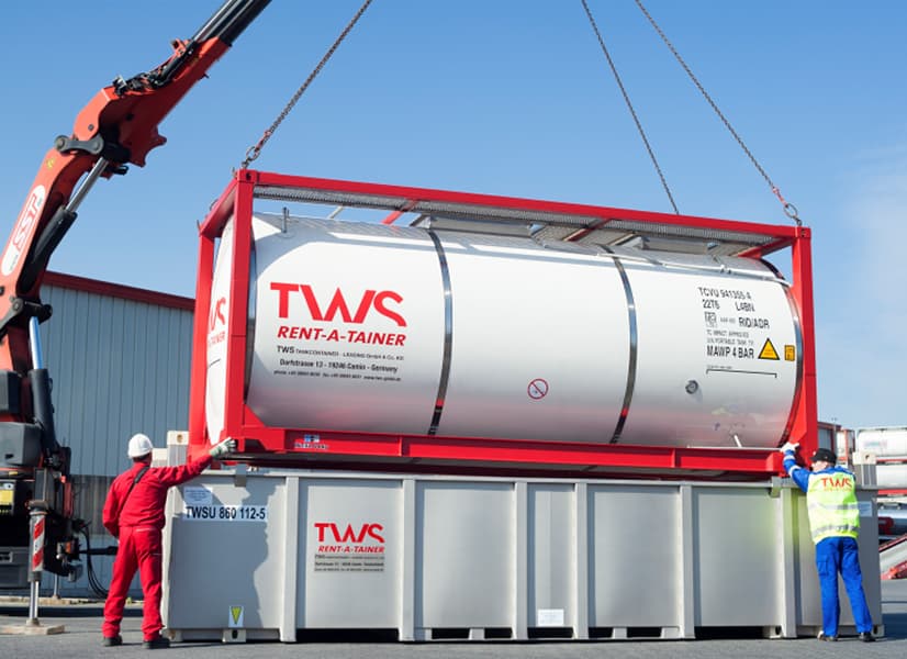 Die Vorteile auf einen Blick:flexibel einsetzbar bei Wartung, Erweiterung oder Mehrbedarf schnell verfügbar ohne lange Vorlaufzeiten vielseitig nutzbar für Produktion, Zwischenlagerung und Außenbereiche kosteneffizient, da keine aufwendigen baulichen Anpassungen erforderlich sind praxisgerecht ausgelegt mit Armaturen auf optimaler Arbeitshöhe für eine effiziente Bedienung 